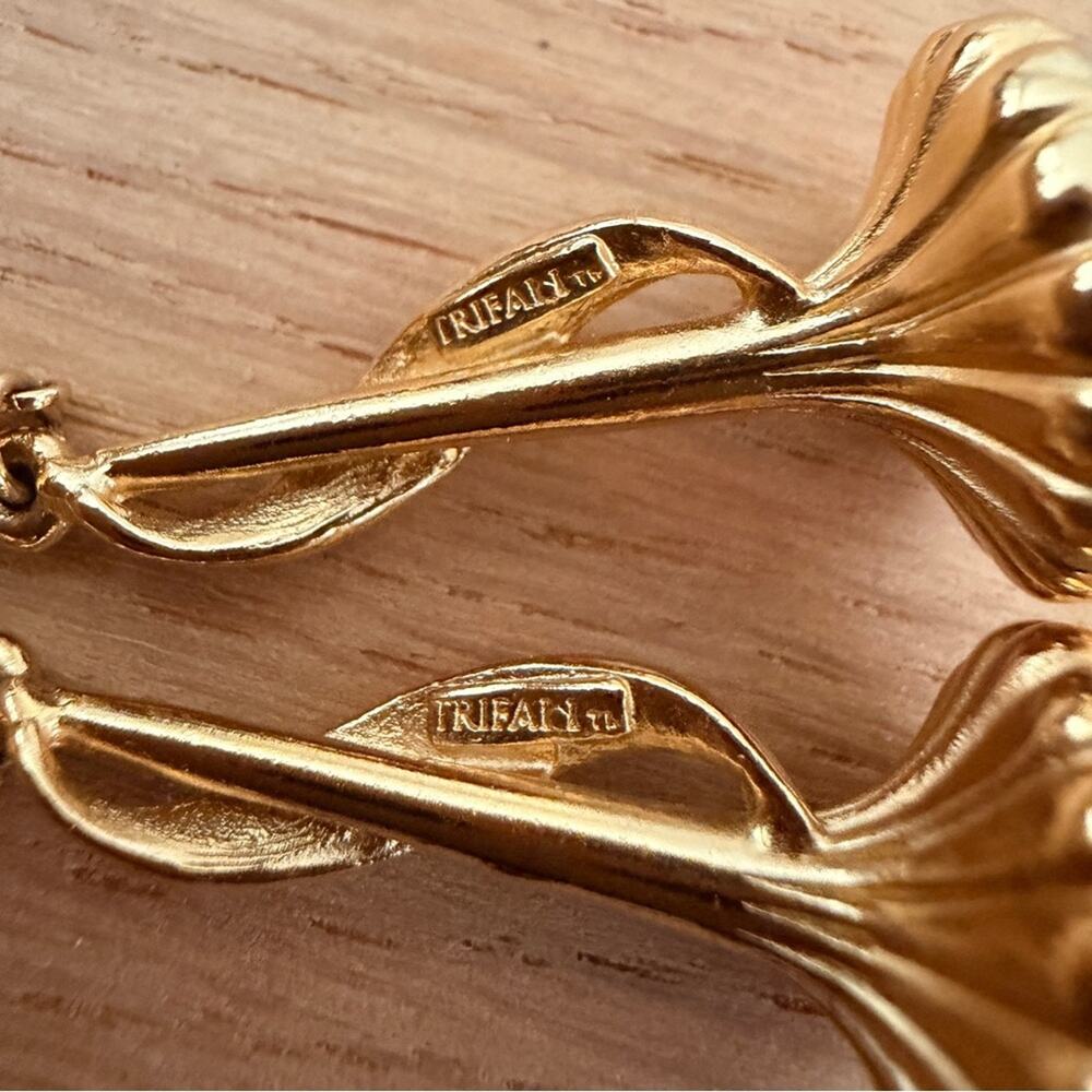 Trifari signed vintage Gold-Tone Twisted Drop Earrings with Clear Glass Drops - Picture 10 of 10